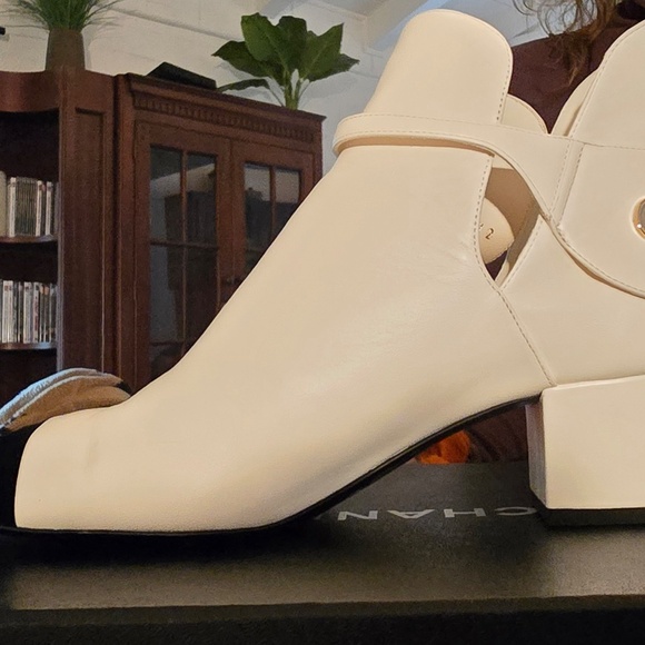 Chanel Ankle Boot Ivory/Black worn once 1575 new. 2022 year - Picture 15 of 16
